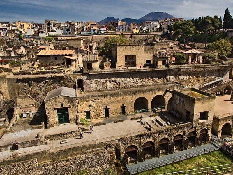 Herculaneum's insulae below the modern town of Ercolano