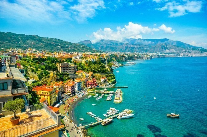 Premium Minivan Trip from Rome: Pompeii Tour & Lunch in Sorrento